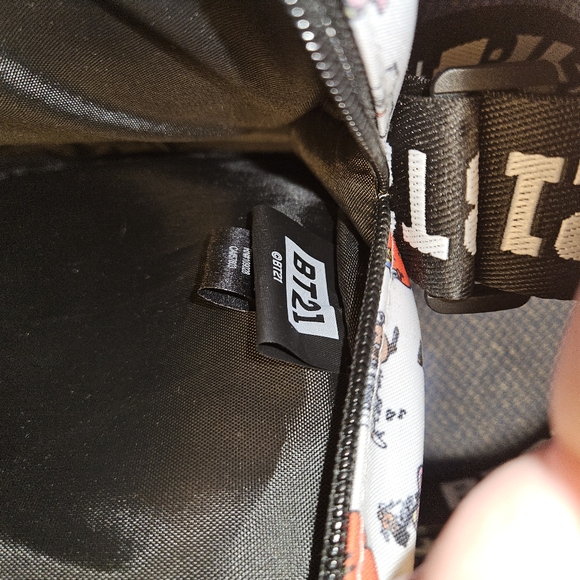 BTS BT21 Crossbody Phone/Camera Bag Like New approx 7"×6"×2" Strap 10"-20" - Picture 5 of 8